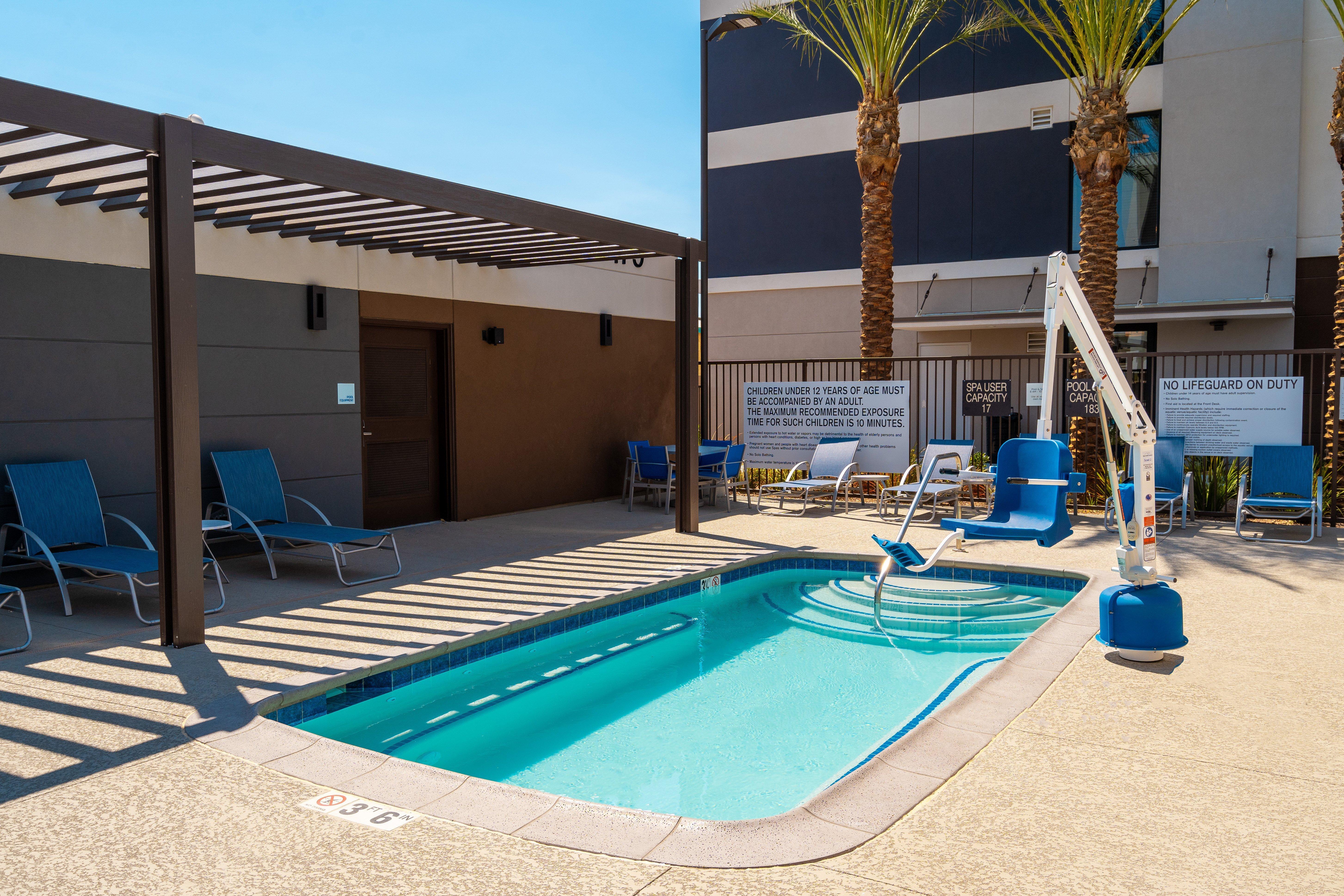 Holiday Inn Express & Suites - Las Vegas - E Tropicana, An Ihg Hotel Dış mekan fotoğraf